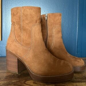 Universal Threads Women’s Platform Boot; Tan; Zip-Up Boot; Size 7.5